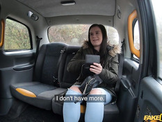 Водитель такси отымел в машине и обкончал молодую грудастую шатенку