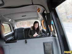 Водитель такси отымел в машине и обкончал молодую грудастую шатенку