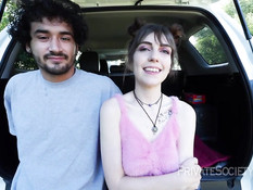 Кавалер оттрахал в лесу на траве молодую шатенку и кончил на её лицо