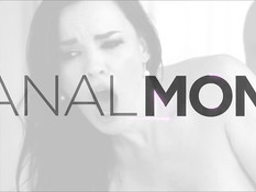 Мускулистый лысый парень отпердолил в анус грудастую зрелую брюнетку