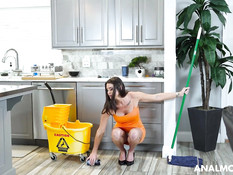 Мускулистый лысый парень отпердолил в анус грудастую зрелую брюнетку