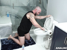 Мускулистый лысый парень отпердолил в анус грудастую зрелую брюнетку