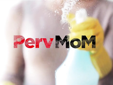 Зрелая пышногрудая шатенка сделала мужику минет и дала в бритую киску