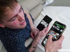 Две зрелые татуированные дамочки занимаются сексом с двумя пареньками