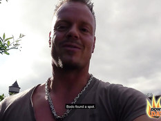 Белокурая русская девчонка с тату на теле ебётся с мужчиной в кустах