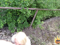 Белокурая русская девчонка с тату на теле ебётся с мужчиной в кустах