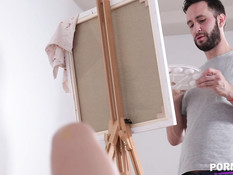 Светловолосая русская натурщица отсасывает хуй и ебётся с художником