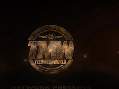 Татуированная русская блондинка трахается на диване с парнем в очках