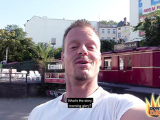 Сиськастая татуированная брюнетка трахается с мужиком прямо на улице