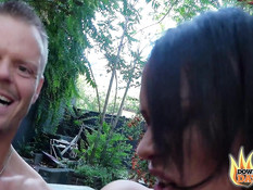 Сиськастая татуированная брюнетка трахается с мужиком прямо на улице