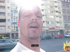 Сиськастая татуированная брюнетка трахается с мужиком прямо на улице