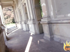 Сиськастая татуированная брюнетка трахается с мужиком прямо на улице