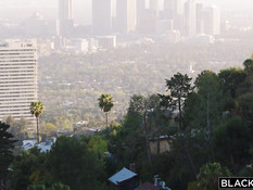 Две светловолосые белые девушки трахаются на кровати с лысым мулатом