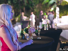 Две светловолосые белые девушки трахаются на кровати с лысым мулатом