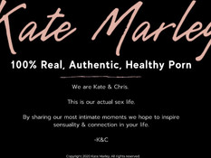 Две молодые свинг пары трахаются на большой кровати в разных позициях