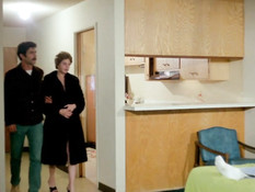 Оральная секс оргия на кровати двух мужиков с блондинкой и брюнеткой