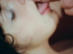 Оральная секс оргия на кровати двух мужиков с блондинкой и брюнеткой