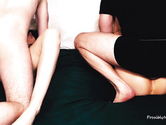 Две сексуальные молодые жены свингерши трахаются с мужьями на кровати