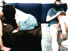 Две молодые пары любители свинг секса страстно трахаются на диване