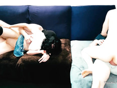 Две молодые пары любители свинг секса страстно трахаются на диване