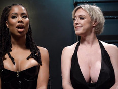 Молодая чернокожая госпожа отымела страпоном сиськастую белую рабыню