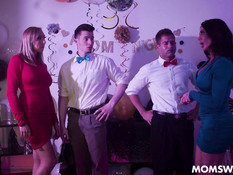 Двое ребят оттрахали на диване и обкончали двух пышногрудых мамочек