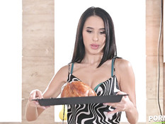 Двое сантехников отодрали во все дырочки молодую молдавскую брюнетку