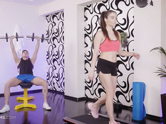 Молодой человек отымел в тренажёрном зале красивую русскую девчонку