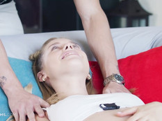 Голубоглазая русская блондиночка оттрахана на диване и полита спермой