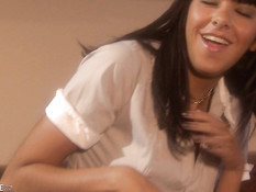 Зрелая блондинка склонила к бурному лесбийскому сексу худую шатенку