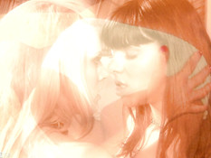 Зрелая блондинка склонила к бурному лесбийскому сексу худую шатенку