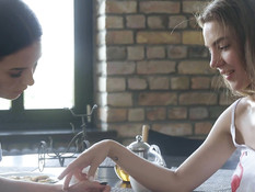 Лесбийский секс юной сисястой брюнетки и молодой грудастой блондинки