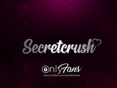 Роскошная светловолосая девица примеряет все свои сексуальные наряды