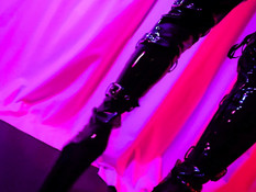 Роскошная светловолосая девица примеряет все свои сексуальные наряды