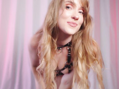 Роскошная светловолосая девица примеряет все свои сексуальные наряды