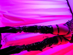 Роскошная светловолосая девица примеряет все свои сексуальные наряды