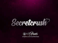 Сексуальная грудастая блондинка трахает себя фаллосом в киску и анус