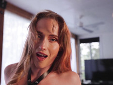 Сексуальная грудастая блондинка трахает себя фаллосом в киску и анус