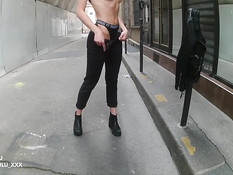 Молодой человек оттрахал и обкончал в примерочной белокурую девчонку