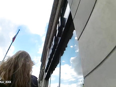 Молодой человек оттрахал и обкончал в примерочной белокурую девчонку