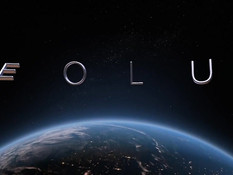 Стройная белокурая девушка сосёт хуй и трахается с парнем на кровати