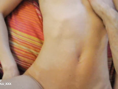 Стройная белокурая девушка сосёт хуй и трахается с парнем на кровати