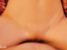 Стройная белокурая девушка сосёт хуй и трахается с парнем на кровати