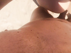 Сиськастая светловолосая девушка ебётся с кавалером на морском пляже