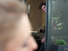 Он отымел в анус молодую сиськастую блондиночку и кончил в её ротик