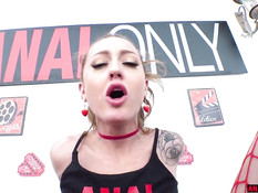 После сочного отсоса молодую татуированную блондинку отымели в анал