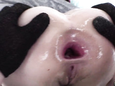 Мужичок отпердолил в хорошо смазанное очко молодую грудастую шатенку