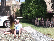 Двое мужиков по очереди трахают на траве молодую сексуальную шатенку