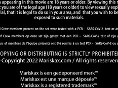 Бородатый в парке ебёт в очко сисястую темноволосую девку с косичками