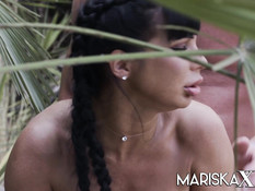 Бородатый в парке ебёт в очко сисястую темноволосую девку с косичками